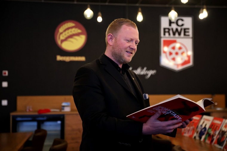 Fördermittelübergabe durch Staatssekretär König an RWE eV und Fanrat eV am 09.01.2026