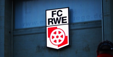 RWE-Logo am Stadion feierlich eingeweiht
